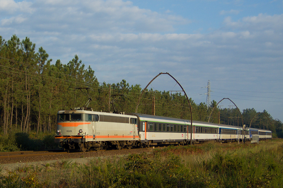 Au sud de Morcenx, voila la BB 9328 Béton avec les 2 pantographes levées sur un Lunéa Nice - Irun le 27.09.2008.jpg
